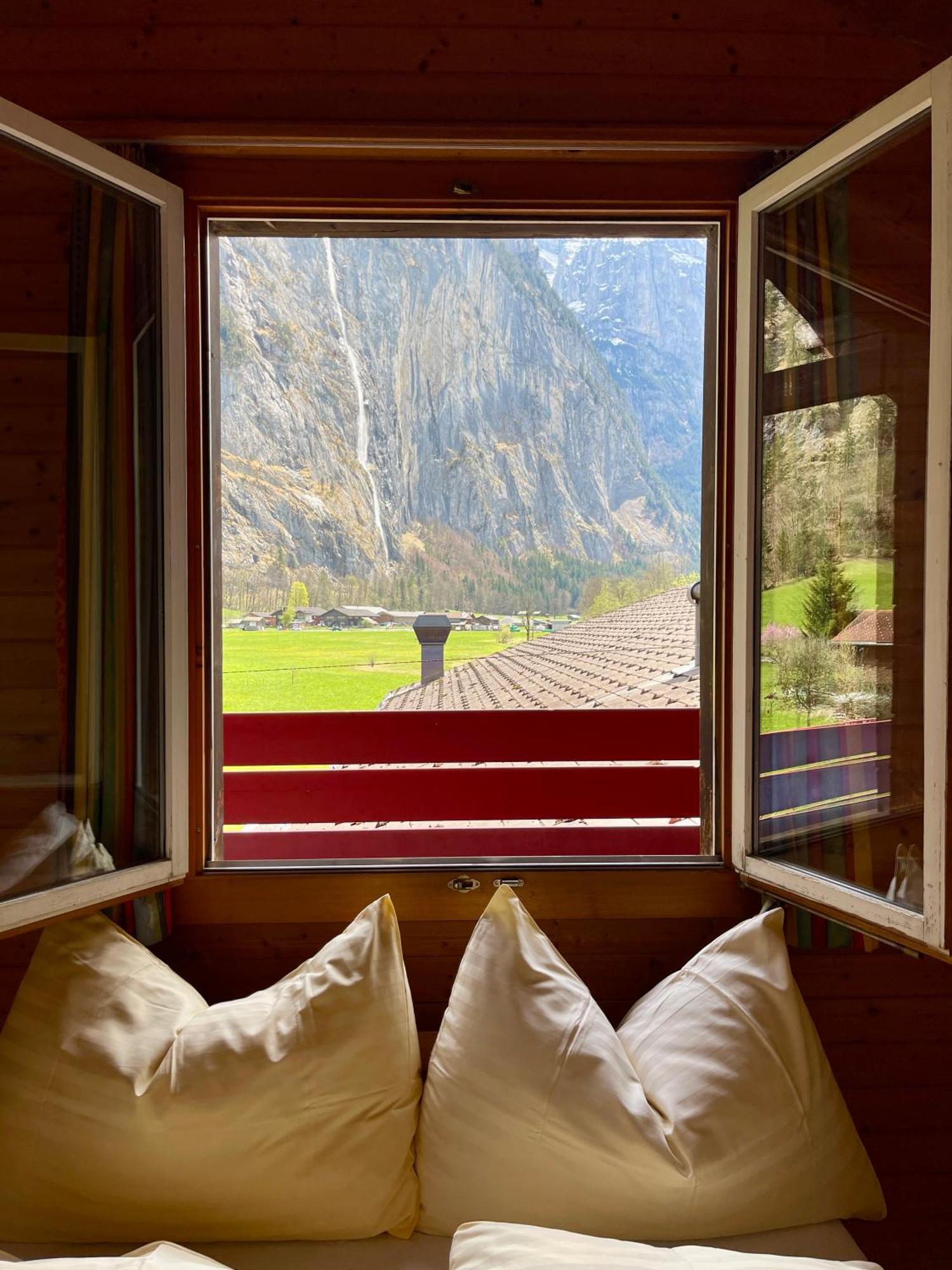 Alpine Base Hostel - Adults Only Lauterbrunnen Eksteriør bilde