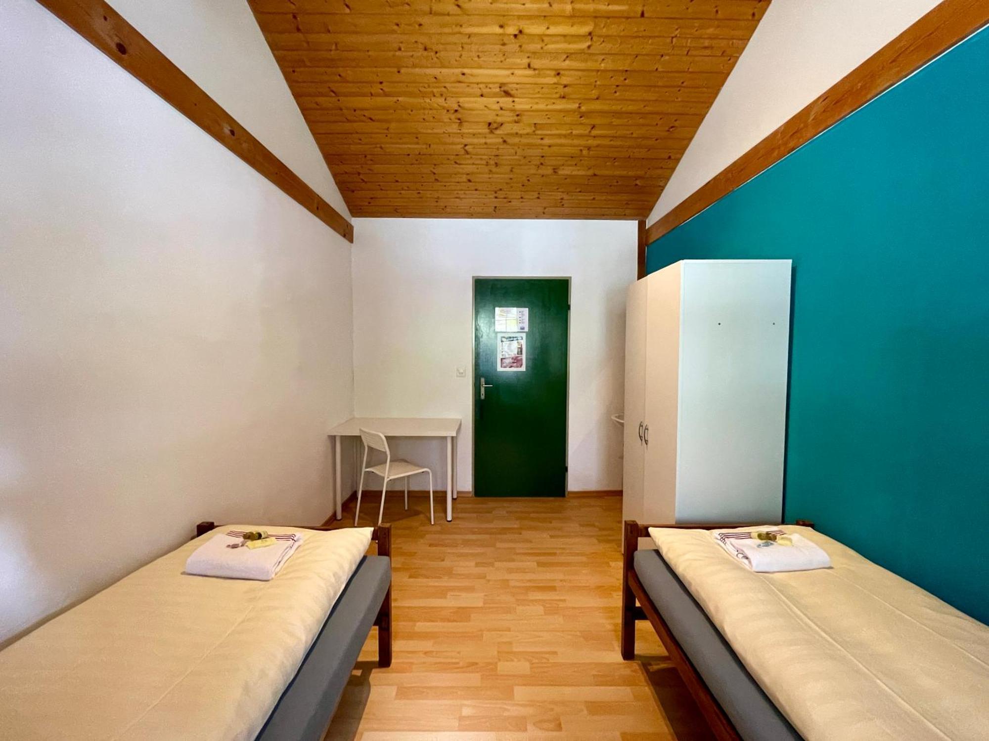 Alpine Base Hostel - Adults Only Lauterbrunnen Eksteriør bilde